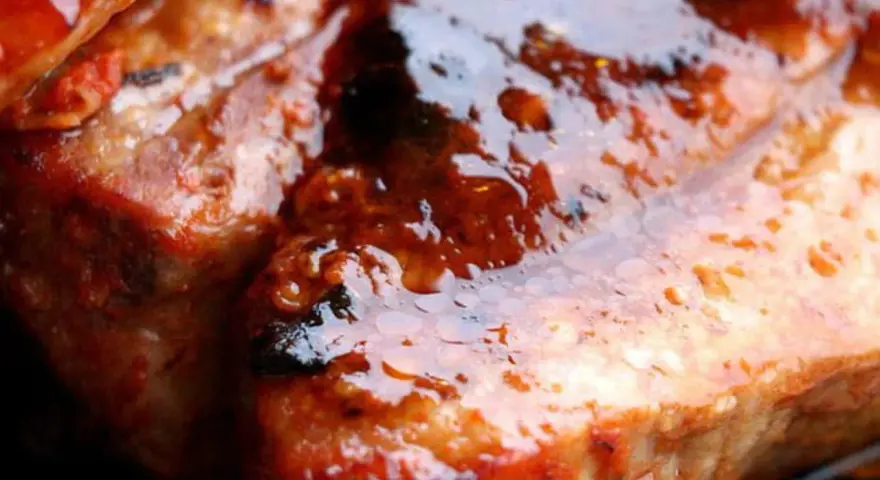 Travers de porc brillants, nappés d'une sauce caramélisée. La meilleure marinade pour travers de porc pour un goût inoubliable.