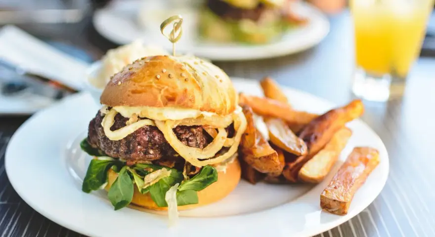 Un délicieux burger avec des frites croustillantes, parfait pour savoir quoi manger le midi.