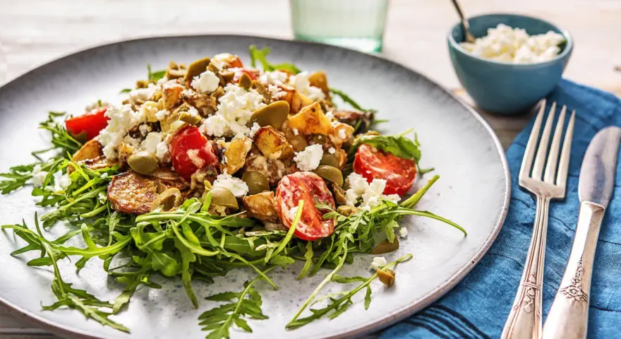 Salade colorée avec cœurs d'artichauts, tomates cerises, olives, roquette et feta émiettée.