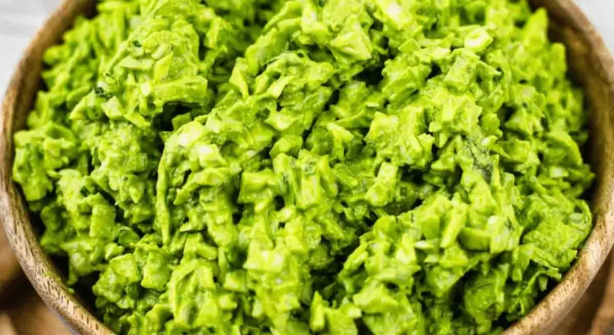 Salade verte crémeuse, une déesse de fraîcheur dans un bol en bois.