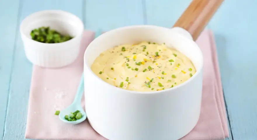 Sauce blanche poisson facile, crémeuse et garnie de ciboulette et zeste de citron. Parfait pour accompagner vos plats.