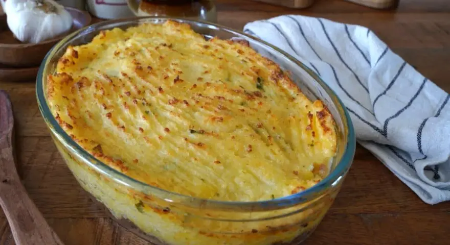 Hachis parmentier doré dans un plat en verre, une idée de plat simple et réconfortant.
