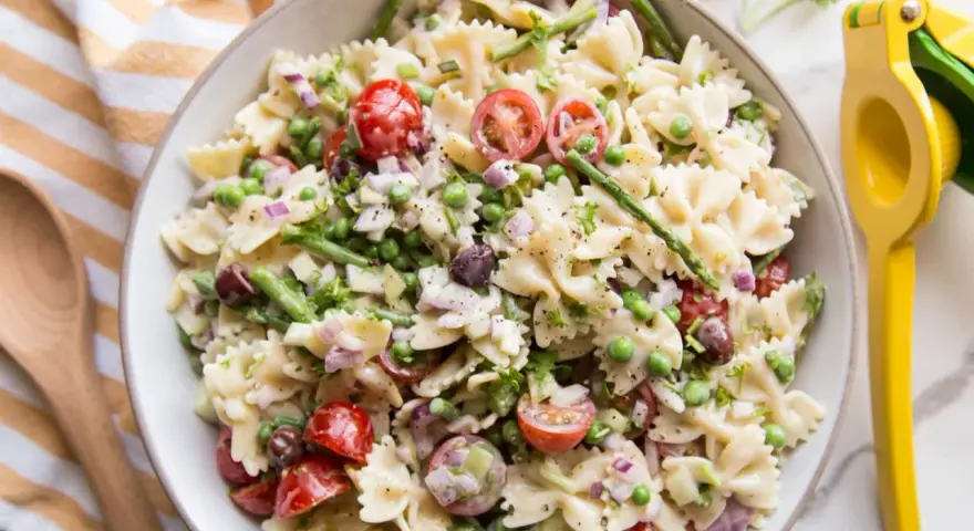 Salade de pâtes aux légumes colorés, assaisonnée d'une vinaigrette légère. Parfait pour un repas frais.