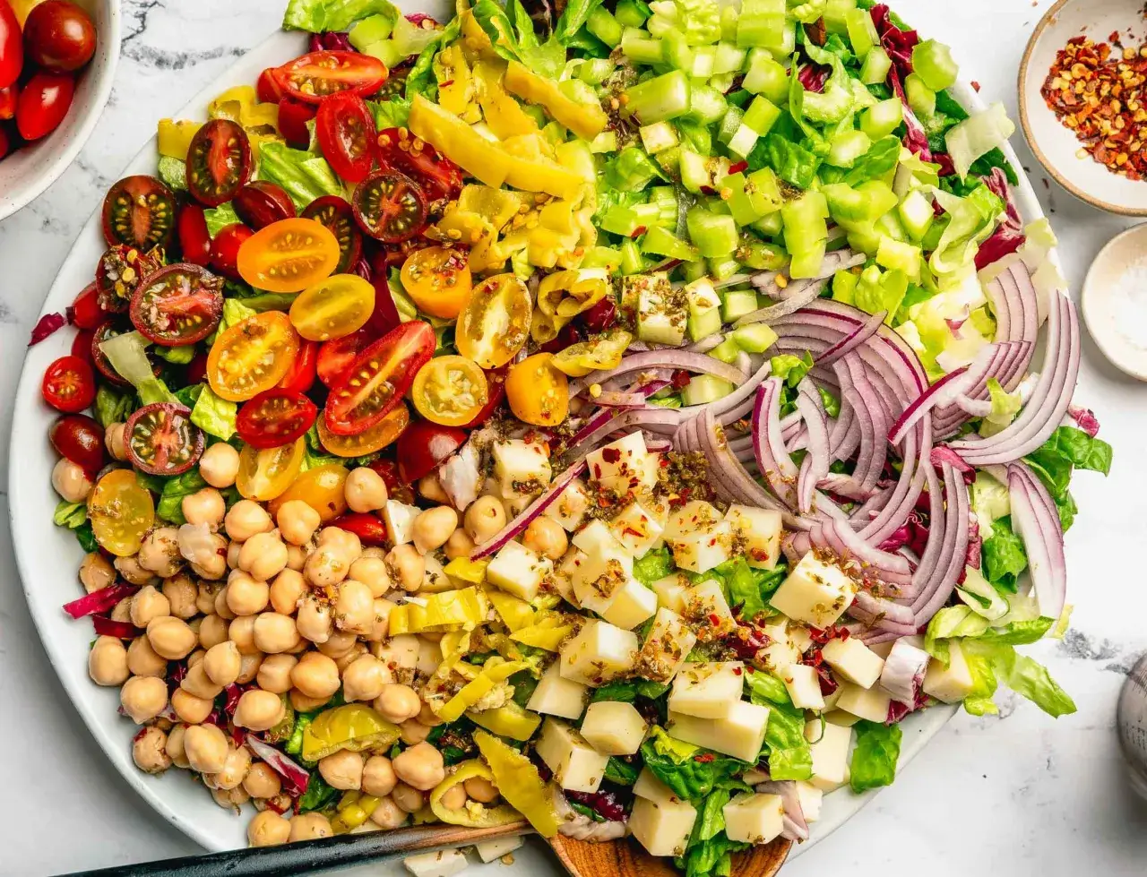 Salade color&eacute;e et fra&icirc;che, parfaite pour un repas l&eacute;ger midi marmiton. Tomates cerises, pois chiches, fromage en d&eacute;s, oignons rouges, poivrons et c&eacute;leri.