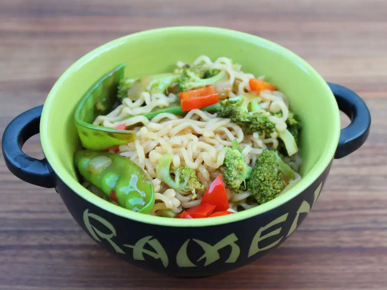 Un bol de ramen sauté aux légumes croquants : brocolis, poivrons rouges et pois gourmands.