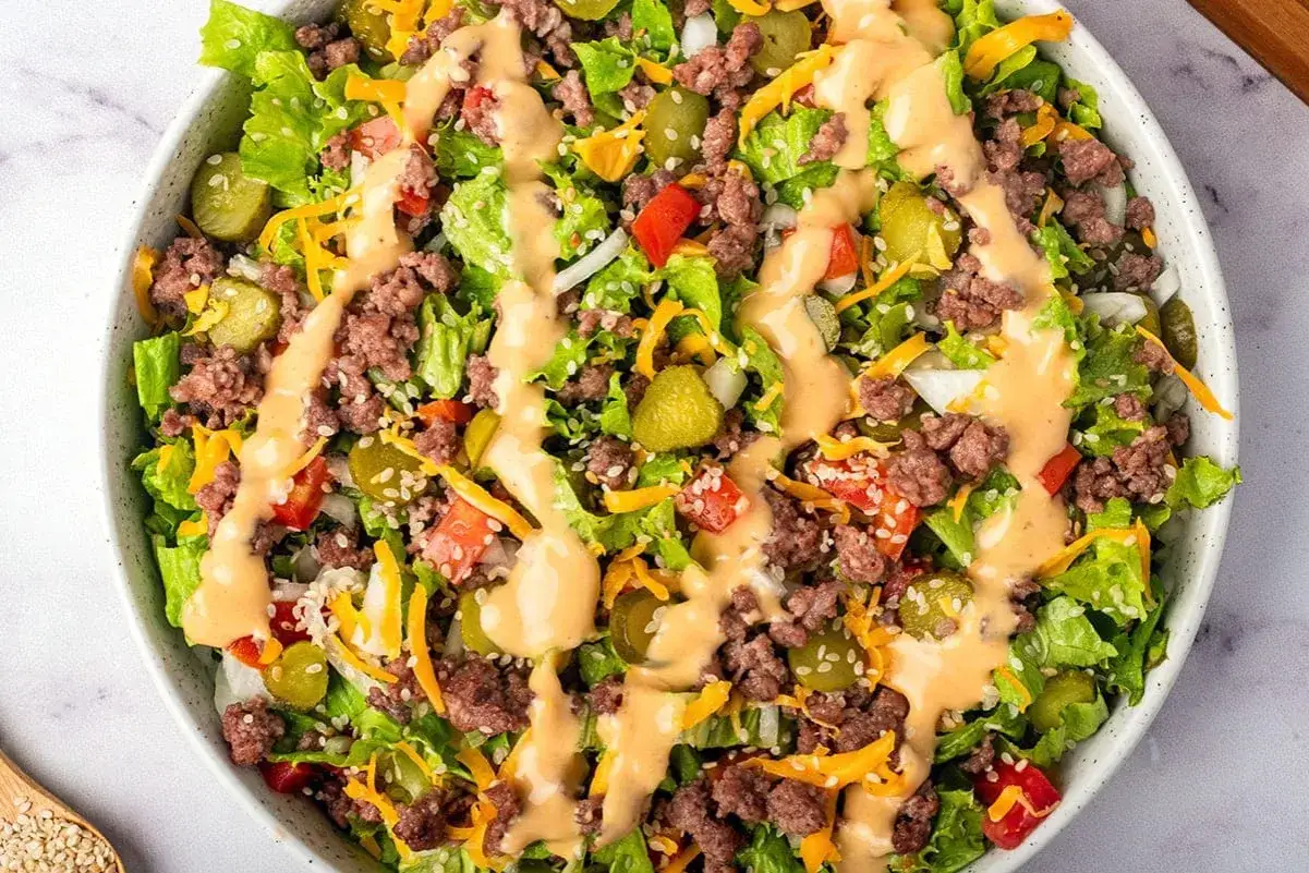 Salade Big Mac g&eacute;n&eacute;reuse avec viande hach&eacute;e, fromage r&acirc;p&eacute;, cornichons, tomates et sauce cr&eacute;meuse. Un d&eacute;lice revisit&eacute; !