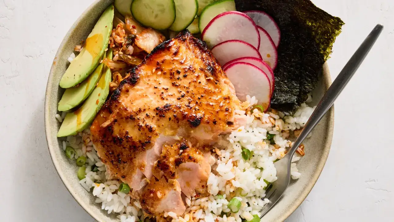 Un bol de saumon grill&eacute;, riz, avocat, radis, concombre et kimchi. Un menu healthy facile et savoureux.