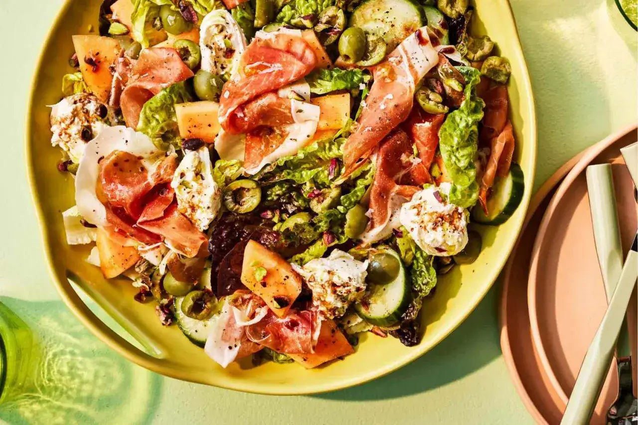 Salade colorée avec jambon cru, melon, mozzarella et olives. Parfait pour un repas sain le midi, facile à composer avec des produits du supermarché.