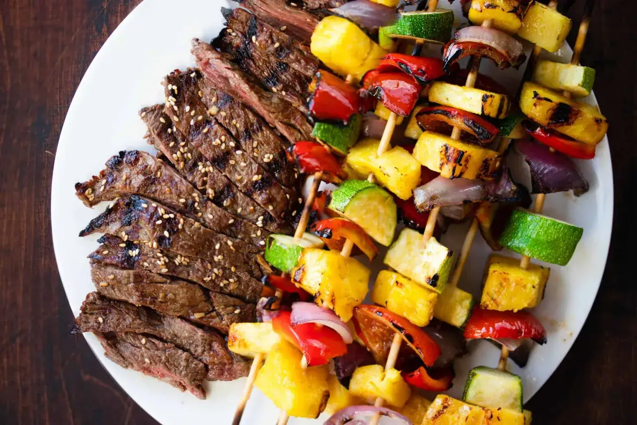 Brochettes de bœuf grillé et légumes colorés, un délice pour la meilleure marinade brochette boeuf.