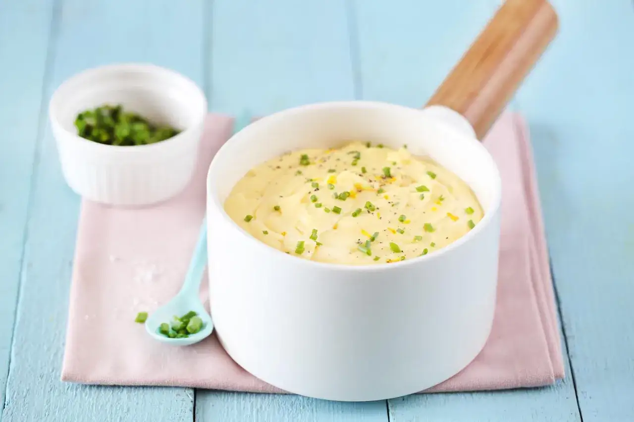 Sauce blanche poisson facile, crémeuse et garnie de ciboulette et zeste de citron. Parfait pour accompagner vos plats.