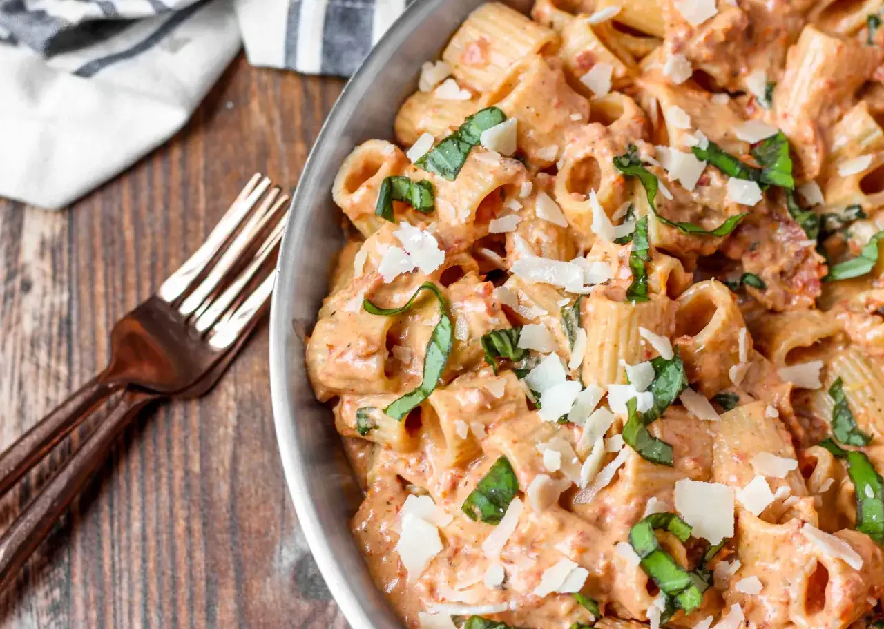 Rigatoni cr&eacute;meux enrob&eacute;s d'une sauce tomate s&eacute;ch&eacute;e et cr&egrave;me, garni de basilic frais et de copeaux de parmesan. Un d&eacute;lice !