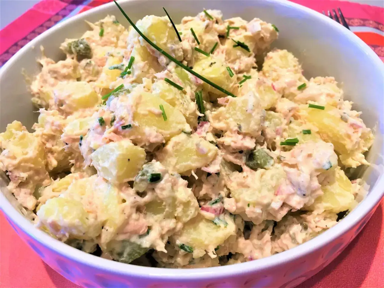 Salade de pommes de terre et thon cr&eacute;meuse, garnie de ciboulette fra&icirc;che. Un plat simple et savoureux.