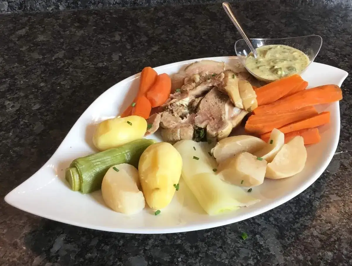 T&ecirc;te de veau savoureuse servie avec des l&eacute;gumes racines et une sauce cr&eacute;meuse.