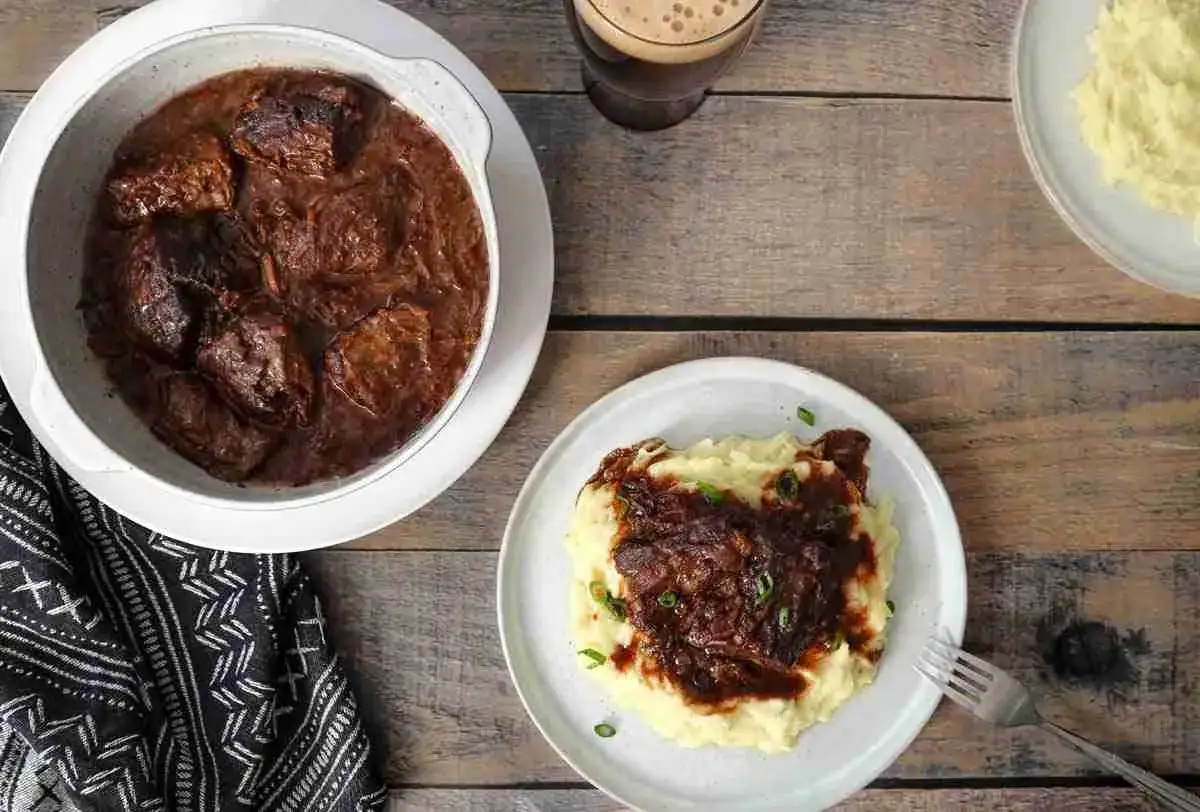 Un plat r&eacute;confortant de palette de boeuf mijot&eacute;e dans une sauce riche, servi avec une pur&eacute;e de pommes de terre cr&eacute;meuse.