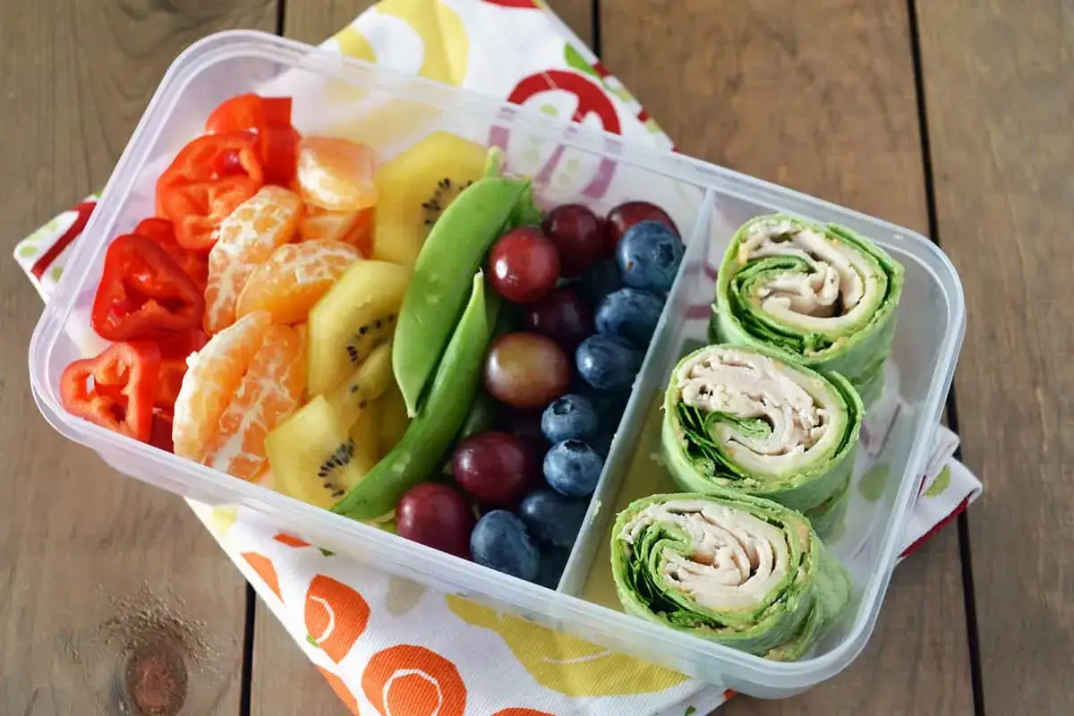 Bo&icirc;te repas color&eacute;e : poivrons rouges, cl&eacute;mentines, kiwi, pois gourmands, raisins, myrtilles et wraps au poulet. Une id&eacute;e repas fra&icirc;che et &eacute;quilibr&eacute;e.