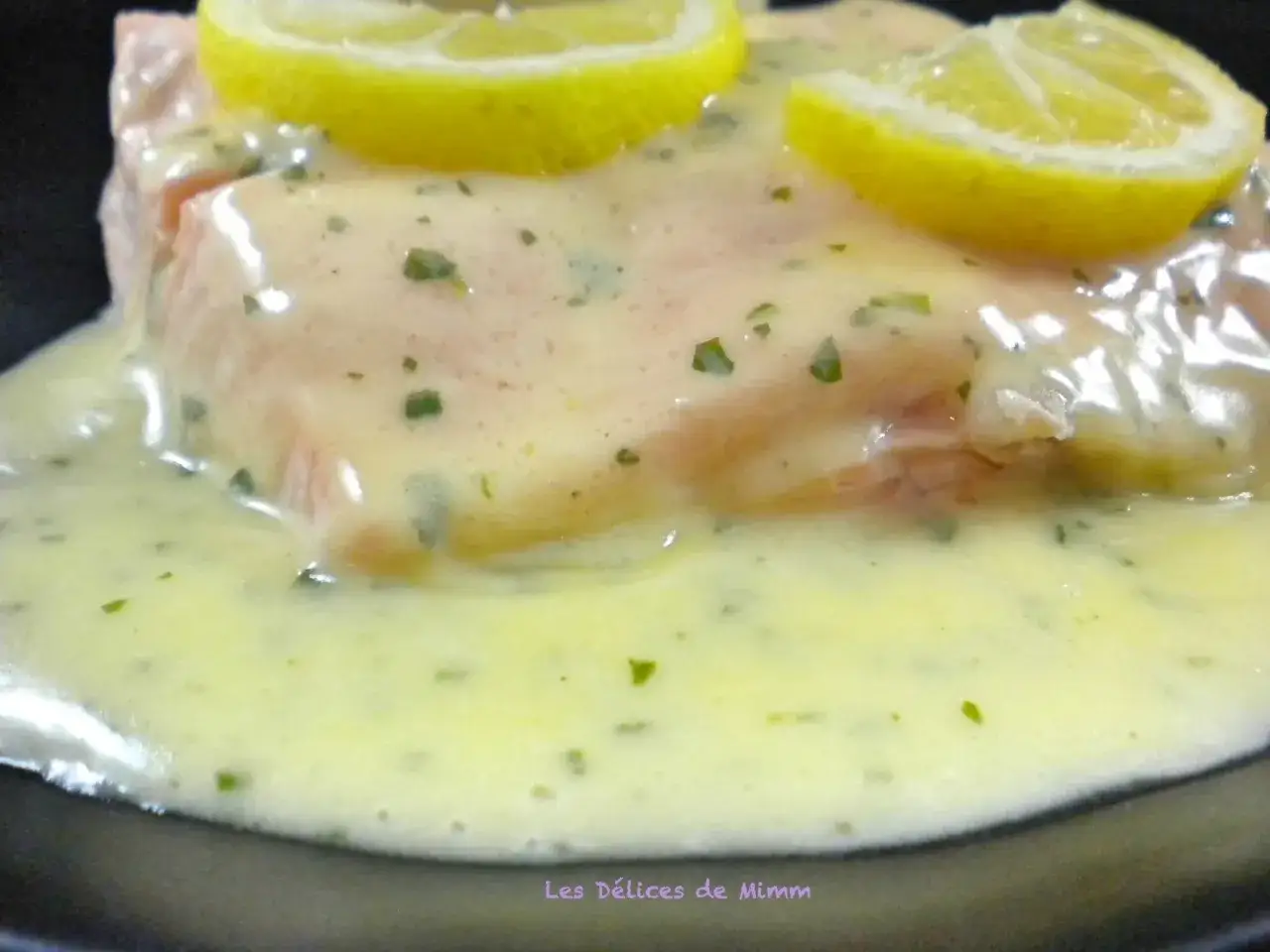 Un pavé de poisson nappé d'une onctueuse sauce blanche, garni de rondelles de citron. Un délice pour les papilles.