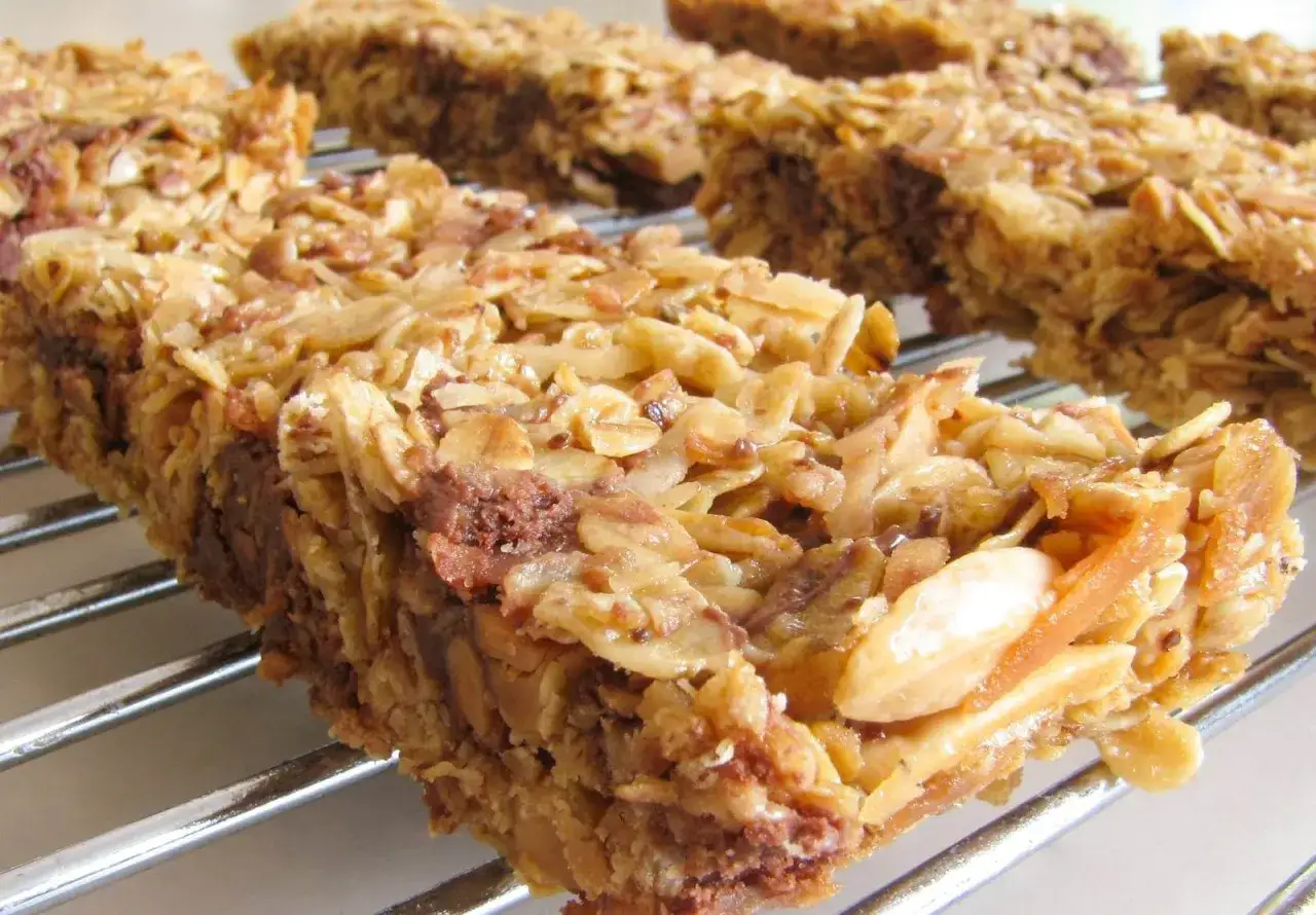 D&eacute;licieuses barres de c&eacute;r&eacute;ales healthy croustillant, garnies d'amandes et de copeaux de noix de coco. Parfaites pour un en-cas sain.