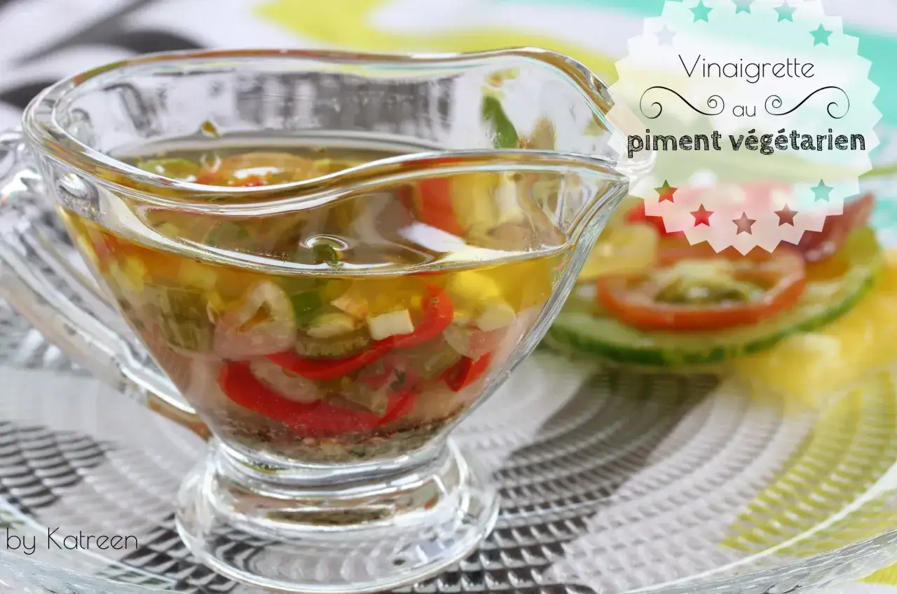Vinaigrette végétarienne colorée dans un pot en verre, une excellente idée sauce salade avec des piments et des herbes.