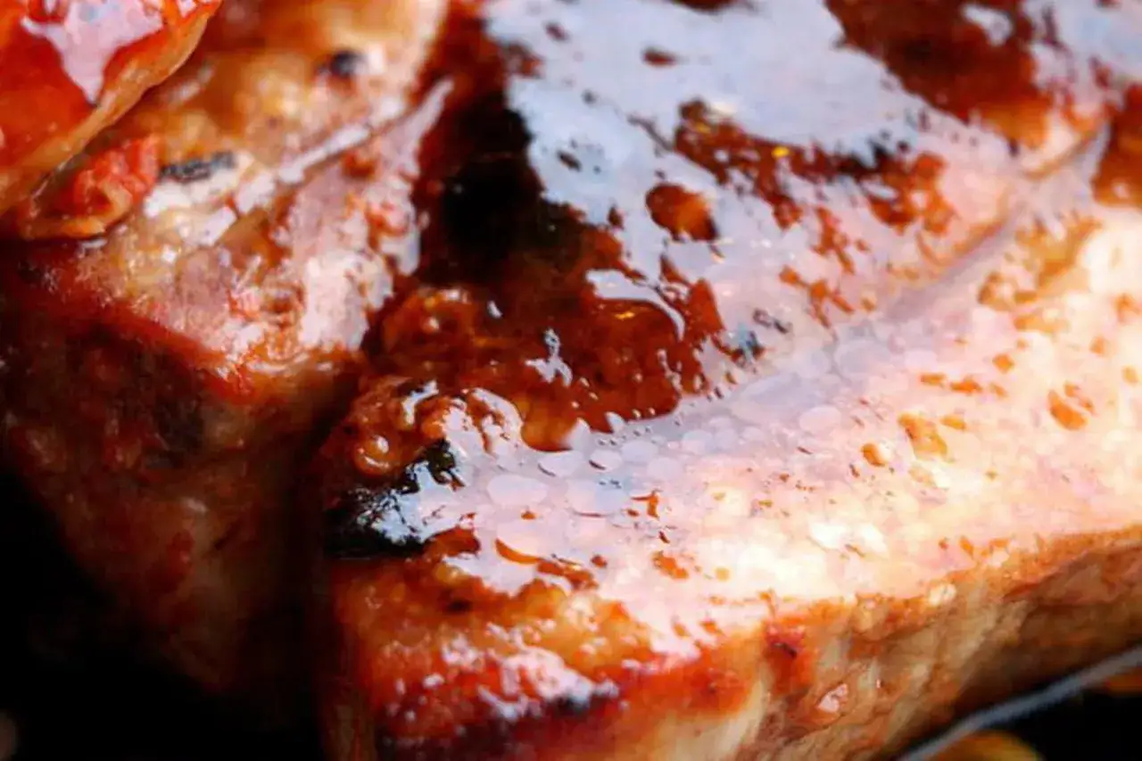 Travers de porc brillants et juteux, nappés d'une sauce caramélisée. La meilleure marinade pour travers de porc pour un goût inoubliable.