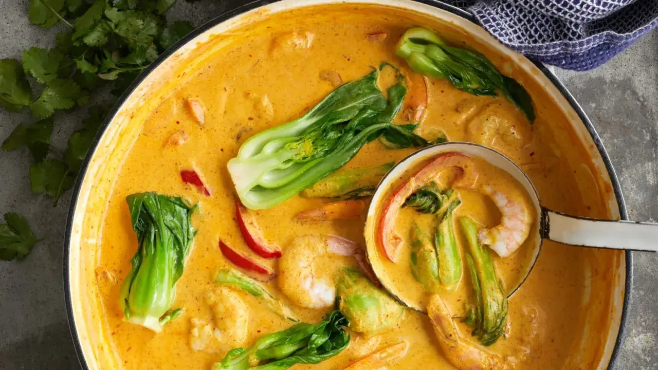Sauté de crevettes au lait de coco, bok choy et poivrons rouges dans une cocotte.