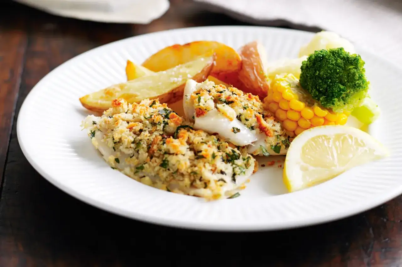 Poisson pan&eacute; avec pommes de terre r&ocirc;ties, ma&iuml;s, brocoli et citron. Un accompagnement poisson parfait pour un repas savoureux.