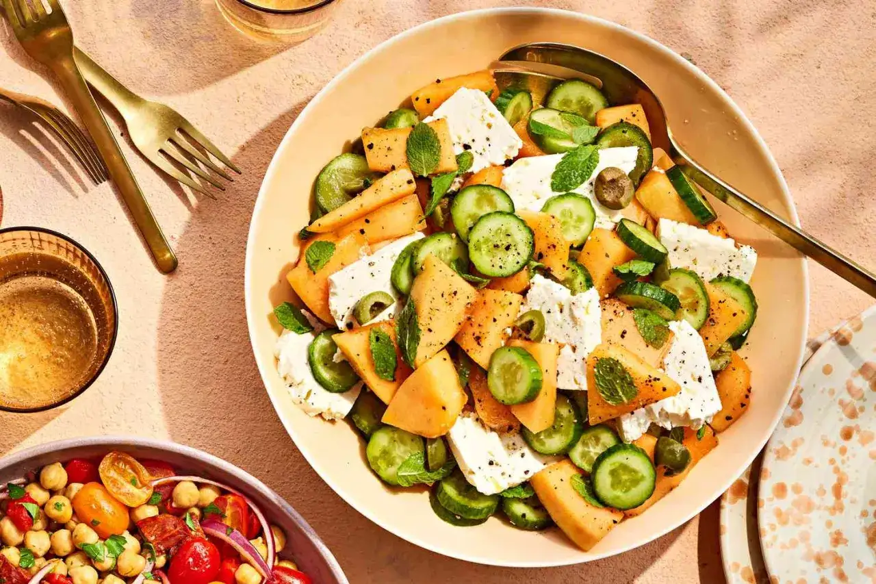 Salade fraîcheur melon, concombre, feta et olives, une recette facile pour le midi.