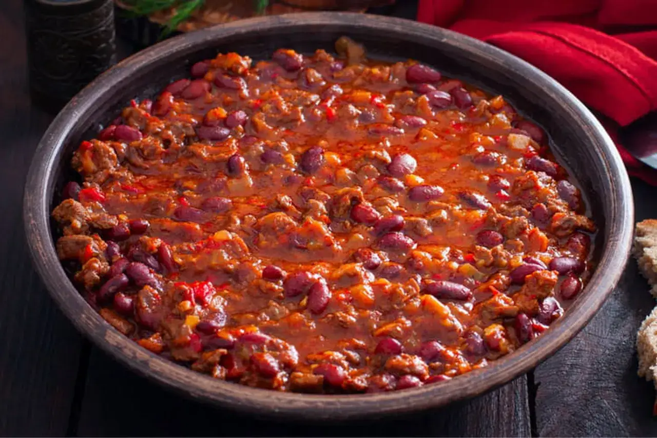 Un plat de chili con carne, riche et savoureux, prêt à être dégusté. Une recette réconfortante avec des haricots rouges et de la viande hachée.