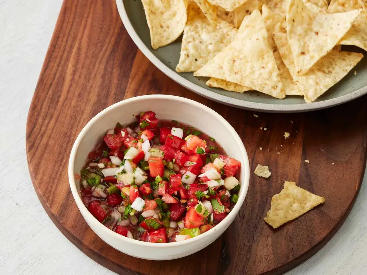 Sauce salsa maison, une recette rapide et facile &agrave; pr&eacute;parer. Parfait avec des chips tortilla.