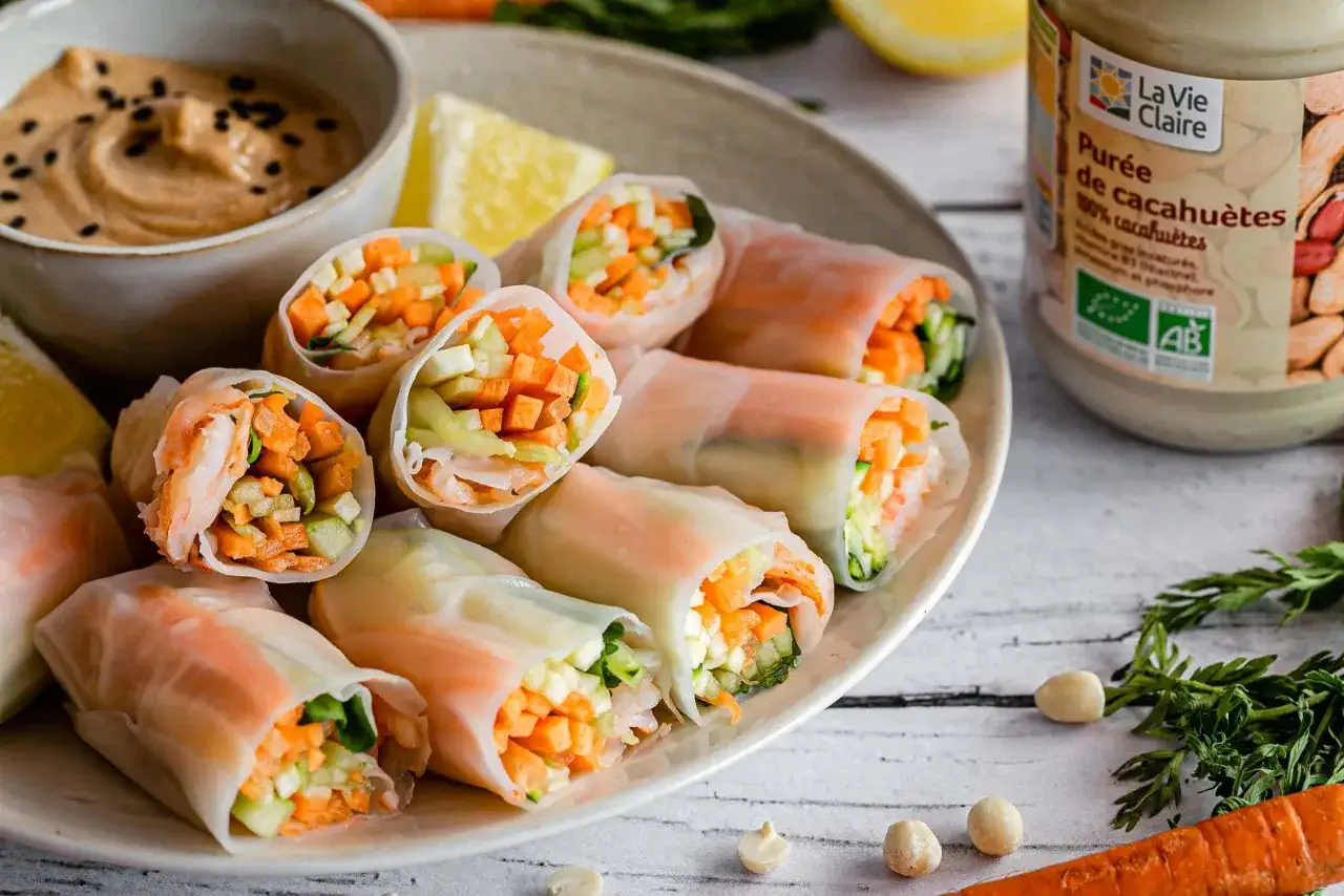 Rouleaux de printemps aux crevettes et l&eacute;gumes croquants, parfaits pour une recette l&eacute;g&egrave;re. Sauce cacahu&egrave;te en accompagnement.