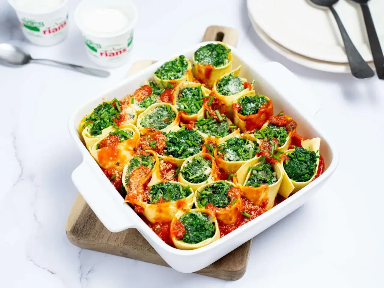 Cannellonis farcis aux épinards et à la ricotta, nappés de sauce tomate. Une idée de plat simple et savoureux.