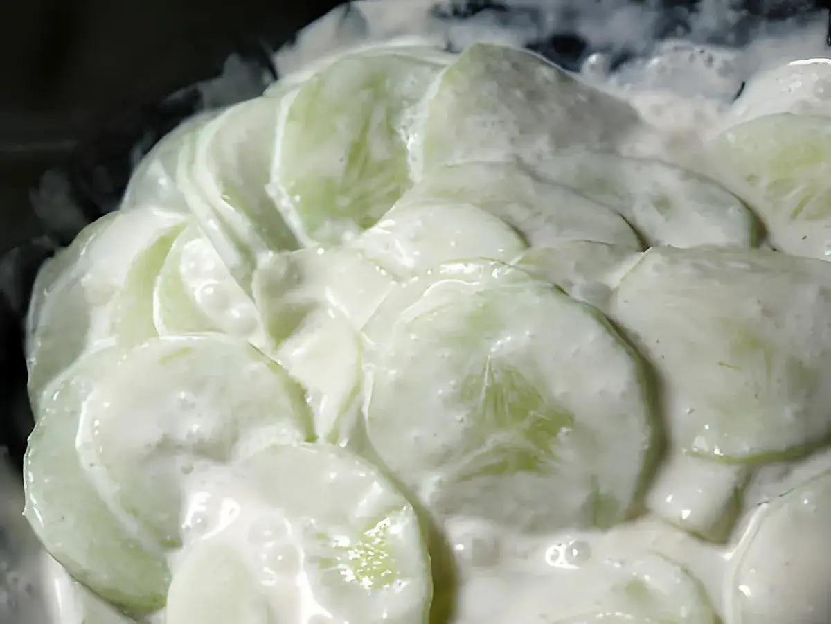 Salade de concombre cr&eacute;meuse, une recette de marmiton avec sauce concombre, cr&egrave;me fra&icirc;che et moutarde.