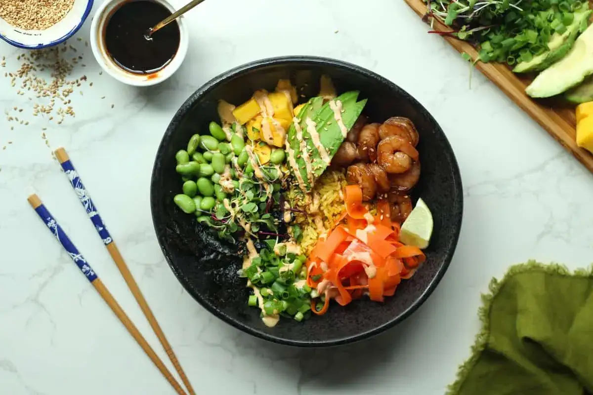 Un d&eacute;licieux poke bowl crevette facile avec riz, avocat, edamame, carottes r&acirc;p&eacute;es et sauce cr&eacute;meuse. Parfait pour un repas rapide et sain.