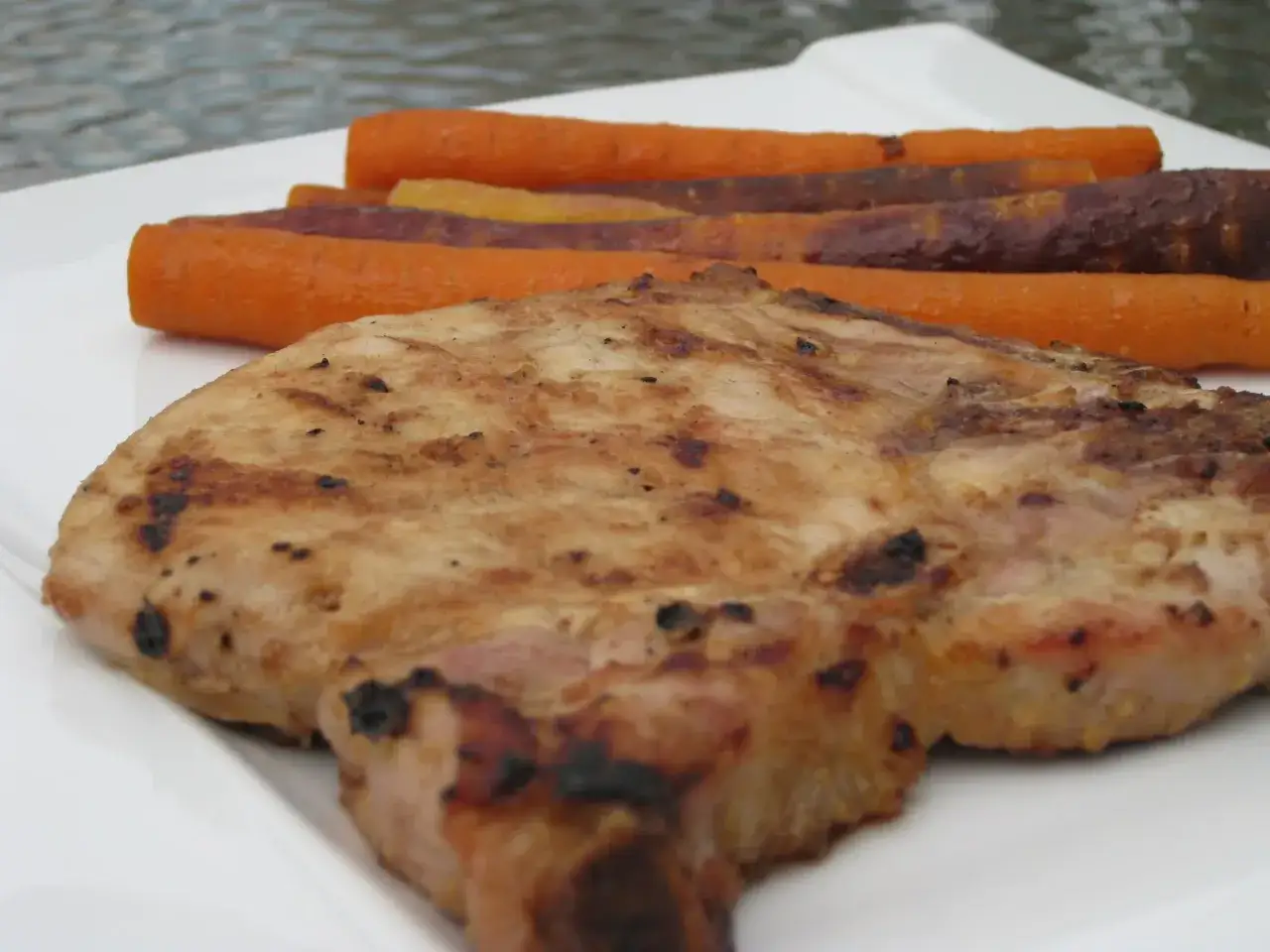 C&ocirc;telette de porc grill&eacute;e, savoureuse, accompagn&eacute;e de carottes r&ocirc;ties. Un d&eacute;lice pour les amateurs de marinade porc.