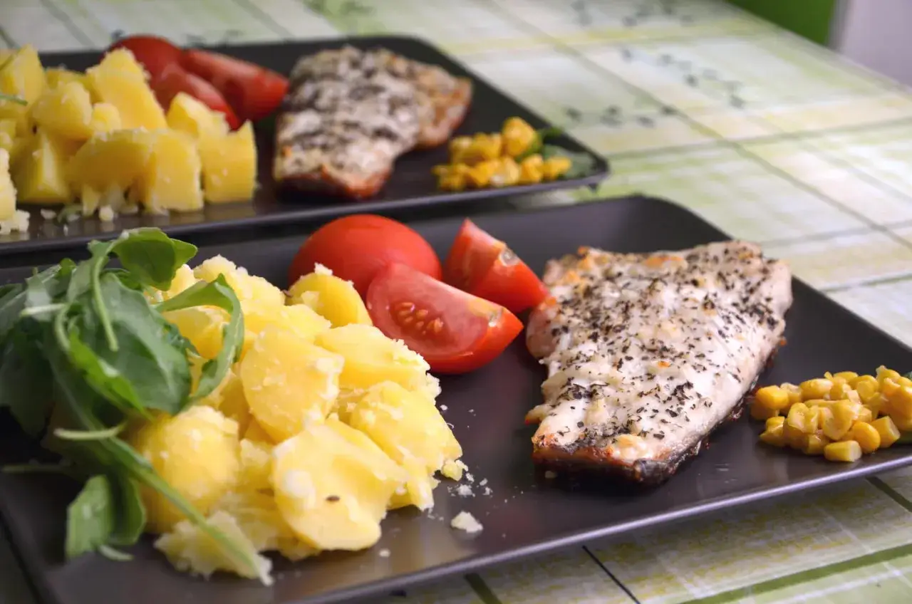 Poisson, pommes de terre, tomates et maïs : un exemple de ce que doit contenir un repas équilibré.
