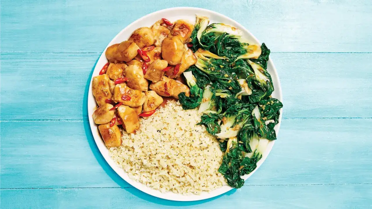Un plat de poulet croustillant, bok choy saut&eacute; et riz de chou-fleur, une d&eacute;licieuse recette asiatique healthy.