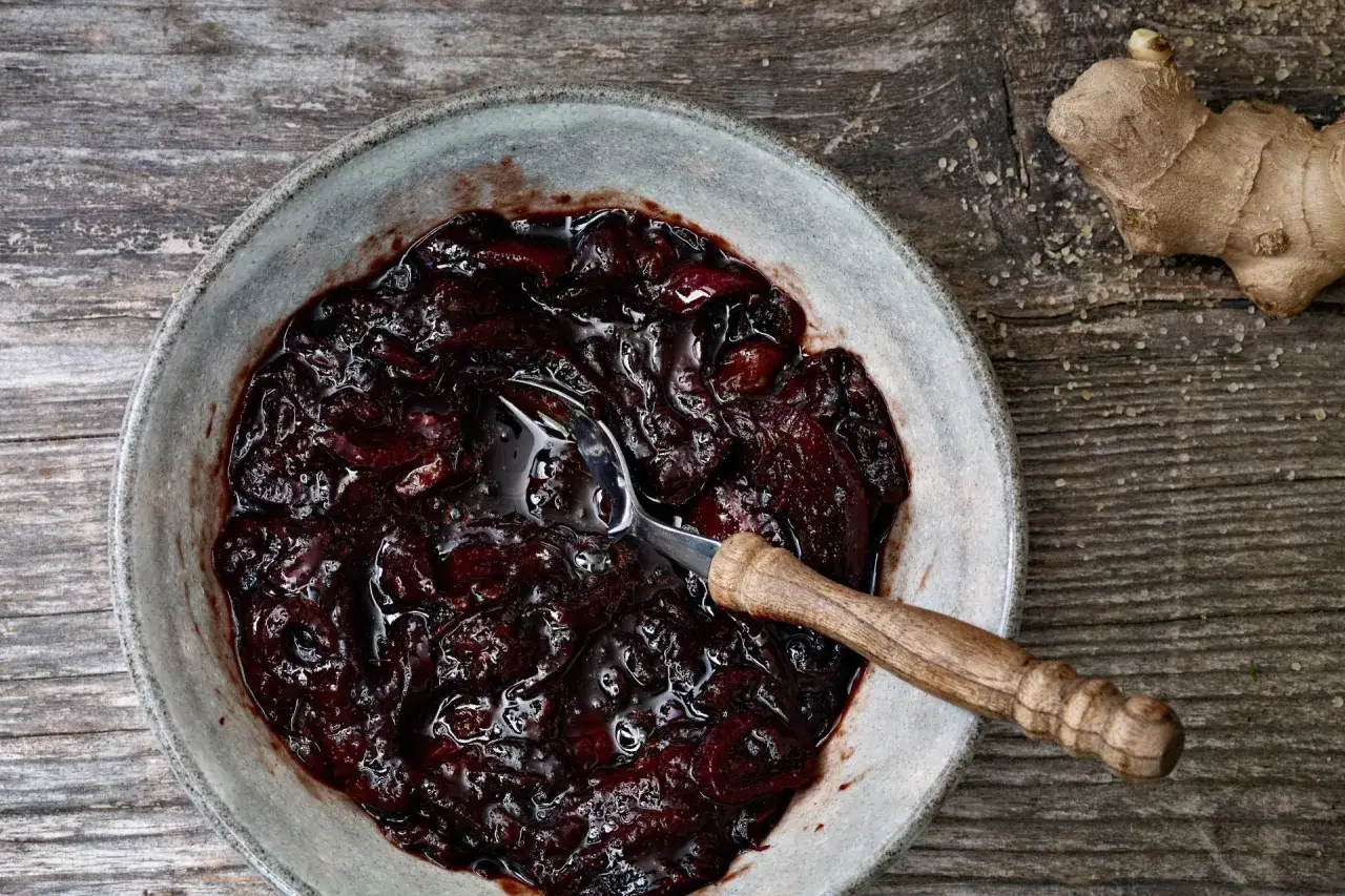 Chutney de prunes fait maison, une touche sucrée et épicée pour accompagner vos plats. Un délice à découvrir !