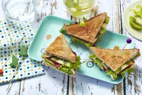 Sandwichs originaux pour un pique-nique ado : pain grillé, kiwi, salade et betterave. Un délice !