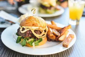 Un délicieux burger avec des frites croustillantes, parfait pour savoir quoi manger le midi.