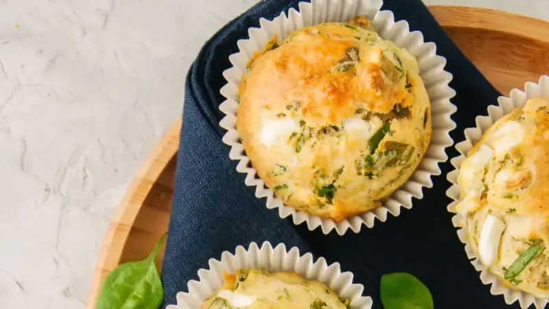 Muffins salés aux épinards et fromage, parfaits pour un repas facile à emporter en vacances.