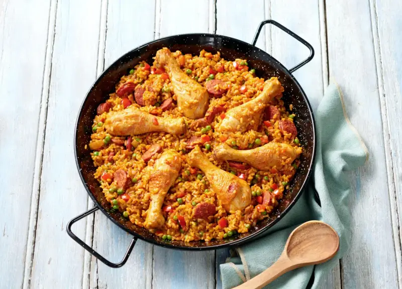 Paella au poulet et chorizo, un plat coloré et savoureux, parfait pour une recette facile et conviviale.